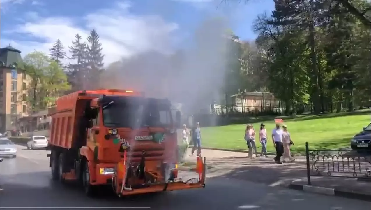 Из-за аномальной жары на Ставрополье запустили фонтаны на колесах