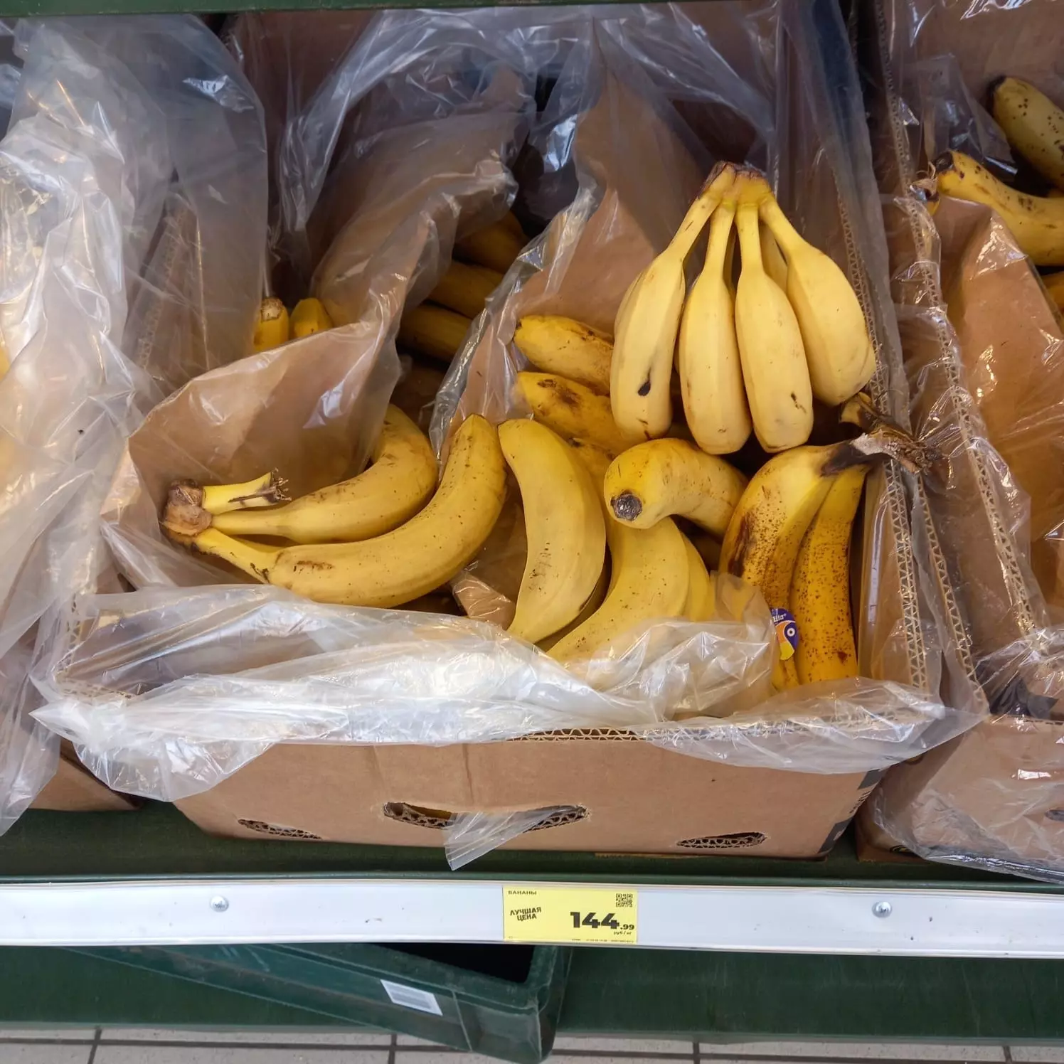 Бросаем 3 кг яблок по социальной цене в 77 рублей и не смотрим на другие более аппетитные сорта от 128 рублей, туда же бананы за 145 рублей и апельсины 110.