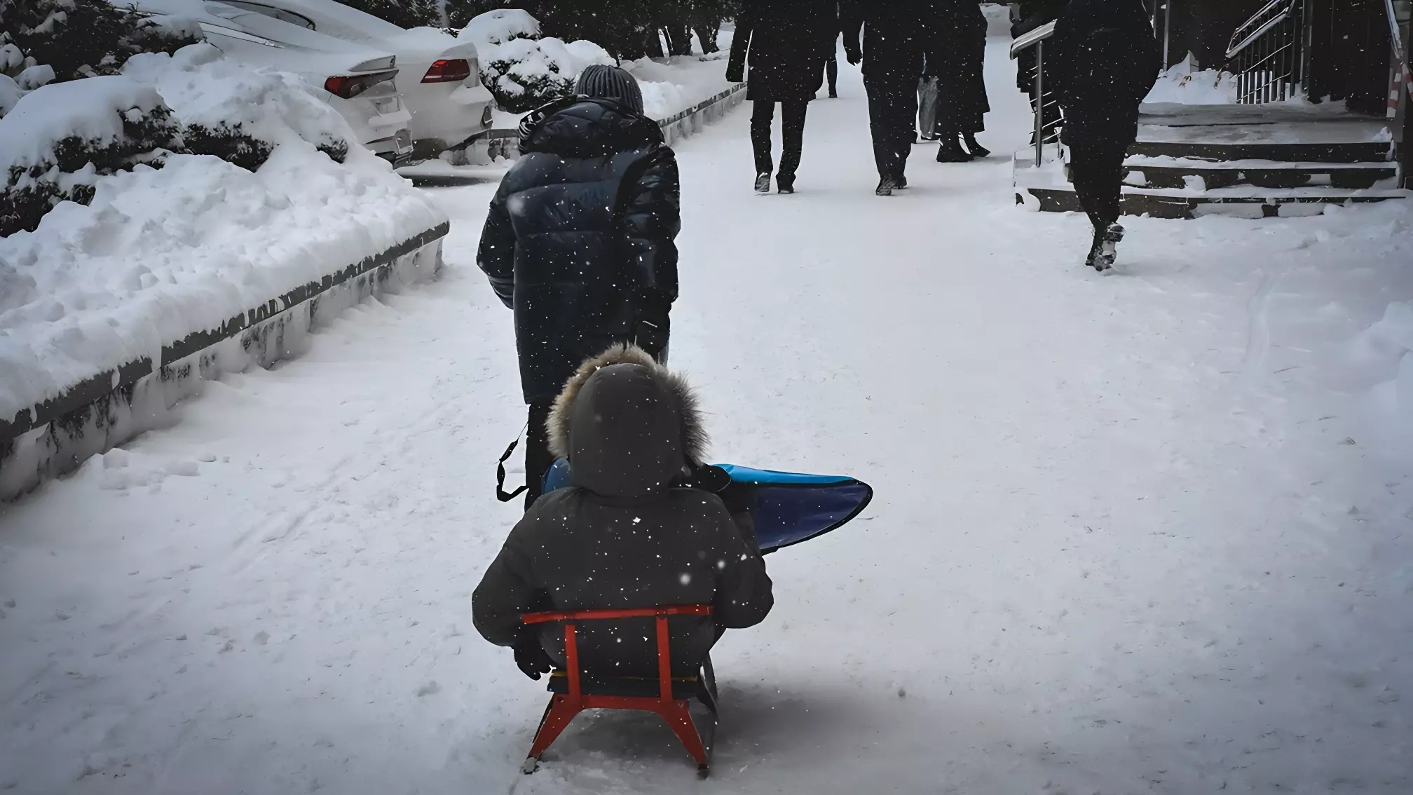 Мэр Пятигорска сам откопал свою машину из-под снега